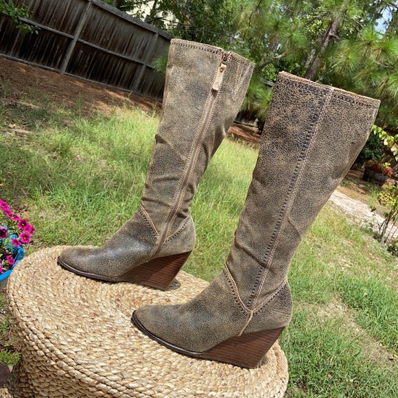 {FOSSIL} “Caroline” Distressed Leather Boots - Picture 3 of 11